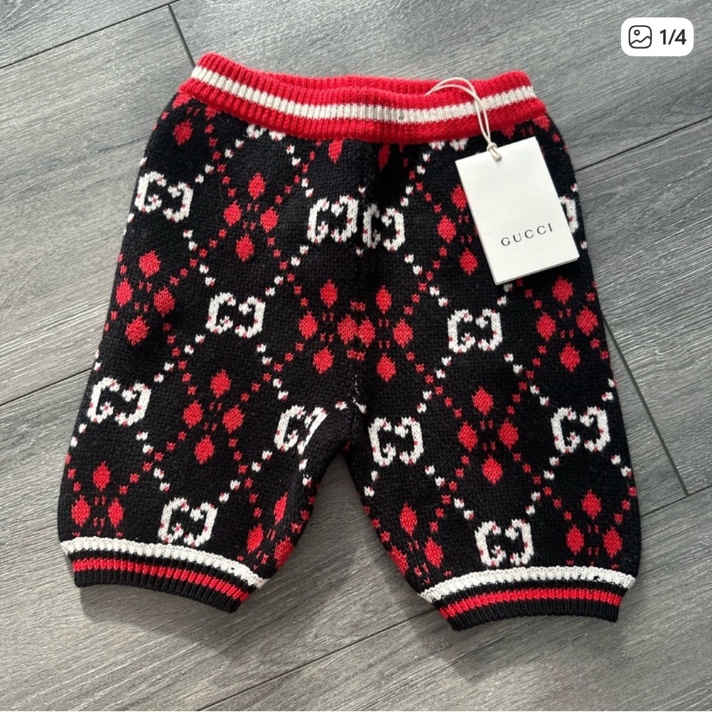 GUCCI White Top with Navy Blue and Red Patterned Knit Shorts & sandals - Picture 3 of 10
